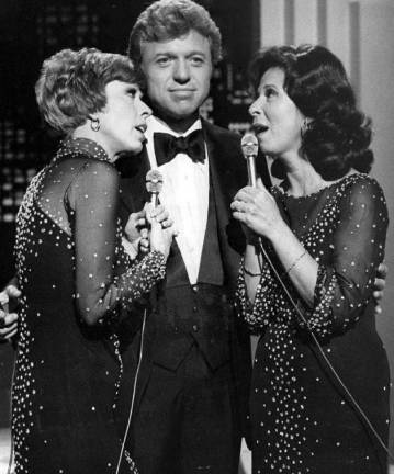 S<b>teve Lawrence and Edie Gorme (right) in an appearance on the Carol Burnet Show during a tribute to composer Irving Berlin in 1978.</b> Photo: Wikimedia Commons