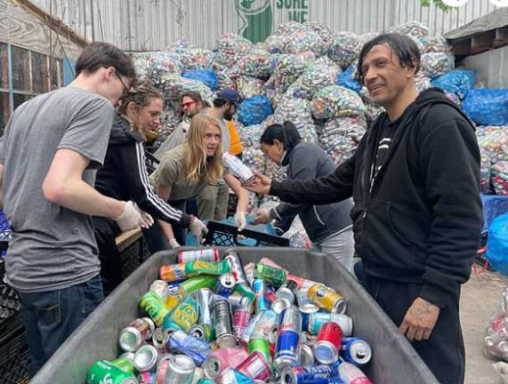 Can sorting at an Earth Day event in Brooklyn. Photo: <a rel=nofollow href=https://commons.wikimedia.org/wiki/User:Wil540_art>Wil540 art</a> Wikimedia Commons