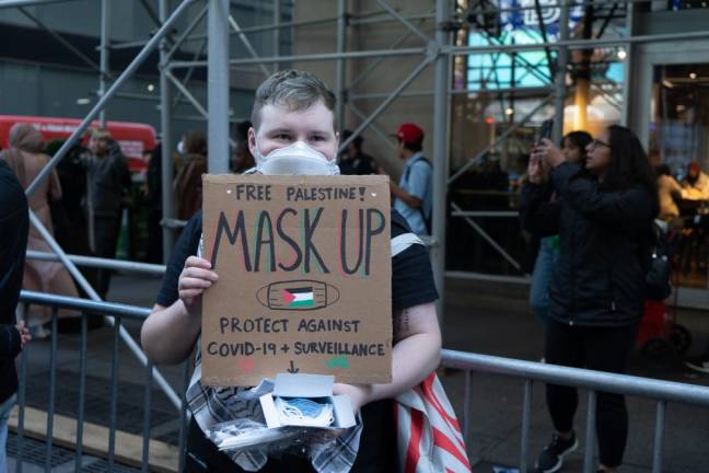 A good samaritan offering free masks to everyone at the rally, while also protesting.