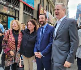 Wynn Handman’s daughters, Laura Handman (left) and Liza Handman (second from left) were joined by City Council Member Keith Powers (second from right) and former Mayor Bill de Blasio (right) at the street naming ceremony. Photo: Elisabeth Ness
