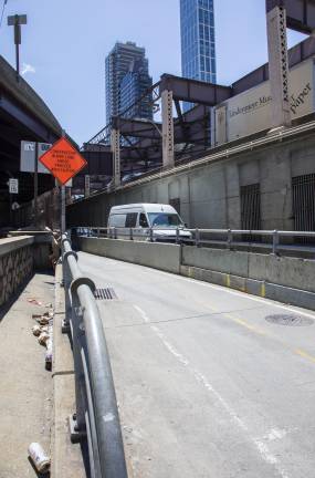 Start of bike lane on Queensboro Bridge from Manhattan entrance.