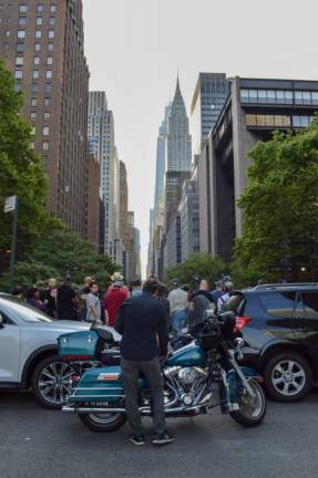 A crowd started to form at the Tudor City overpass hours before sunset. Photo: Abigail Gruskin