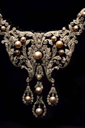 Necklace, Dreicer &amp; Co., American, New York, ca. 1905, diamonds, natural pearls, and platinum. Photo: Adel Gorgy