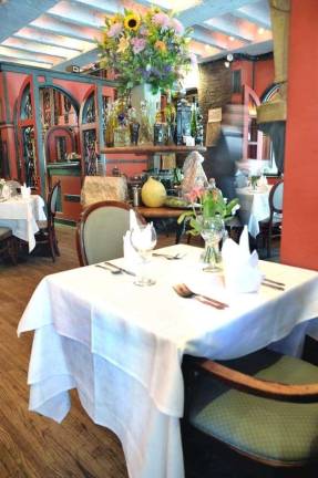 The old-school interior of Isle of Capri, an old-fashioned Italian restaurant.