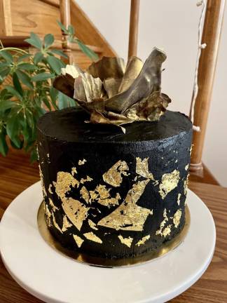 A black and gold cake. Photo: Laura Santos-Bishop