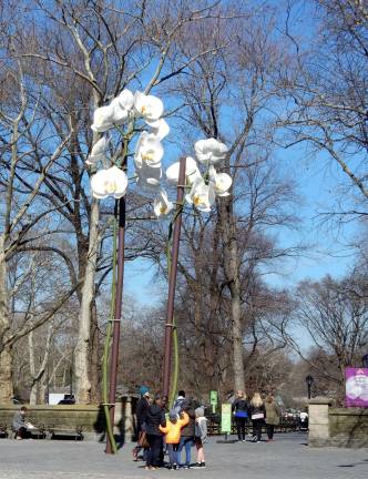 Isa Genzken&#x2019;s &#x201c;Two Orchids,&#x201d; which rise 34 and 28 feet