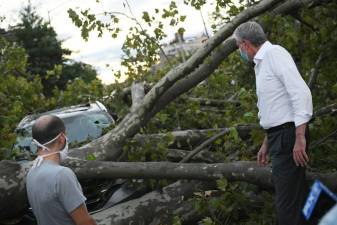 Mayor Bill de Blasio surveys storm damage in Astoria, Queens. Tuesday, August 4, 2020. (Photo: Ed Reed/Mayoral Photography Office)