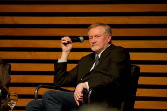 Erik Larson speaking in Toronto, 2015. Photo: Wanderland, via Flickr