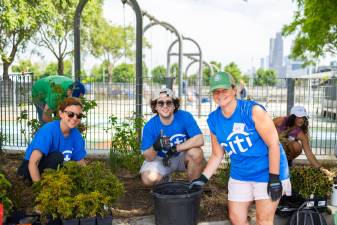 65 volunteers gathered at Hudson River Park for a day of volunteer gardening, sponsored by Citi Bank. (Credit: Hudson River Park)