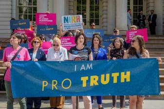 NCJW NY Executive Director Andrea Salwen Kopel (center) announcing the launch of Pro-Truth, a campaign to fight fake abortion clinics, on the steps of City Hall in June 2018. With Council Member Helen Rosenthal (second from right), President of National Institute for Reproductive Health Andrea Miller (third from right), Manhattan Borough President Gale Brewer (third from left), and Assemblymember Jo Anne Simon (second from left).