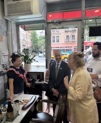 During their tour, the CM and commissioner provided storeowners with information on SBS services and heard their concerns.