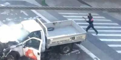 Sayfullo Saipov left behind notes that prosecutors said linked him to Islamic terrorism on day he drove a truck rented from Home Depot onto a West Side bike path killing eight people before he was shot by cops trying to flee. Photo: NYPD surveillance video via Fox News