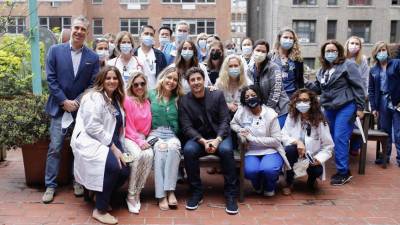 Jenny Mollen and Jason Biggs (center) with nurses at Lenox Hill Hospital. Photo courtesy of Northwell Health