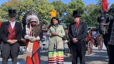 Chief Phillip Whiteman (Yellow Bird) and wife, Lynette Two Bulls, in a prayer circle with carriage drivers Christina Hansen (far left) and Ariel Fintzi (right), and carriage horse Bentley. At Cherry Hill Fountain in Central Park, built in the 1860s as a carriage turn-around with the fountain in the middle for horses to drink. Photo courtesy of TWU Local 100