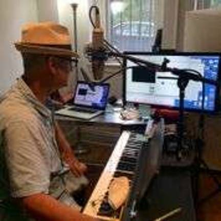 Rabbi Steven Blane in his Riverside Drive home, preparing Friday night services for Sim Shalom, the online Jewish Universalist Synagogue he founded. Photo: Rui Miao