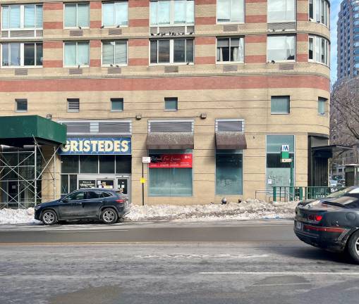 At the northwest corner of W. 86th and Broadway, 22,000 square feet of valuable retail space sits empty; at the left, the subterranean former Gristedes, closed since 2017, at the right, an entrance no more for the space that had been Gap/Banana Republic stores, long vacant.