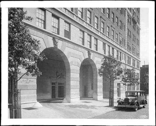 On the East River: The porte-coch&#xe8;re at 1 Sutton Place South, July 7, 1927. Photo: Wurts Bros. Museum of the City of New York, Wurts Bros. Collection. Gift of Richard Wurts