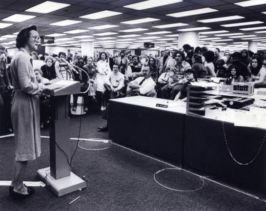 Katharine Graham speaks to newsroom employees during pressmen’s strike, 1975. Photo: Linda Wheeler / The Washington Post via Getty Images