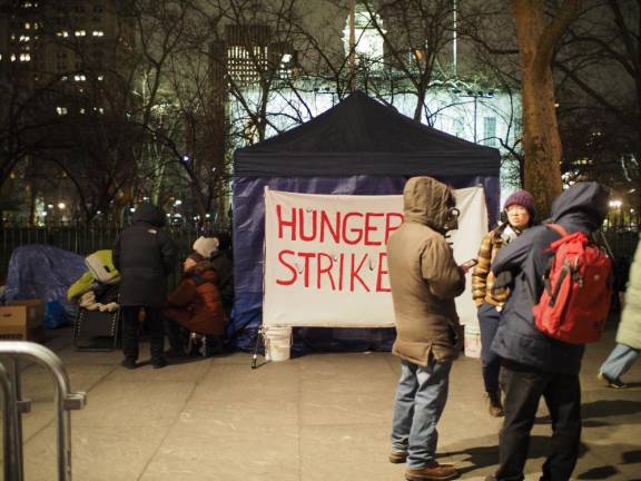 On the strike’s third night, volunteers in their 20s and 30s set up makeshift tent for the elderly strikers, anticipating rain. At 9 p.m., they continued to hand out flyers on the sidewalk in front of City Hall.