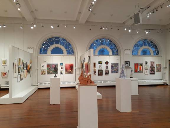 Holiday Art Sale Exhibition at the League’s Phyllis Harriman Mason Gallery 2. Photo: Karen Camela Watson