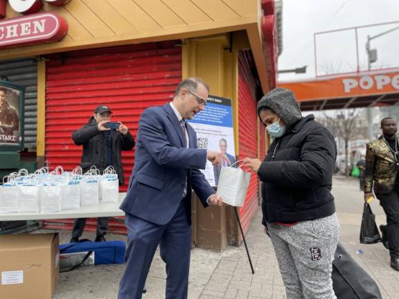 Manhattan Borough President Mark Levine giving out “COVID Safety Bags” at 125th Street and St. Nicholas Ave. on Thursday, April 7, 2022. Photo courtesy of Office of Mark Levine