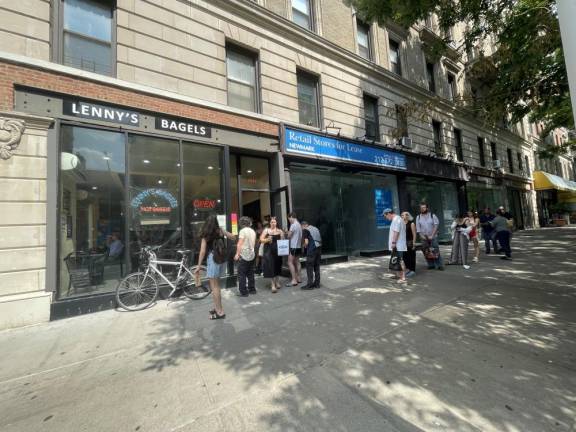 <b>Heart broken fans of Lenny’s Bagels line up for the last day the popular UWS store was open. Its owners said skyrocketing rent was the reason for the closure.</b> Photo: Carly Barovick