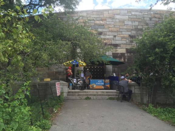 The Boat Basin Cafe is along the Hudson River in Riverside Park at about 79th Street. Photo: Victoria Edwards