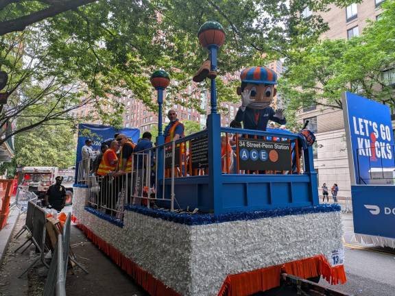 Knicks Parade MTA float.