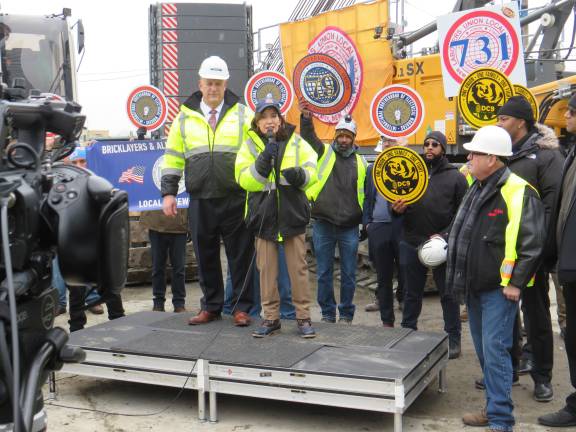 With union chief Gary LaBarbara looking on, Governor Kathy Hochul on Feb. 17 spoke of her families strong union ties at a rally with more than 150 Gateway workers held at the NYC Gateway Tunnel job site entrance near the Hudson River.