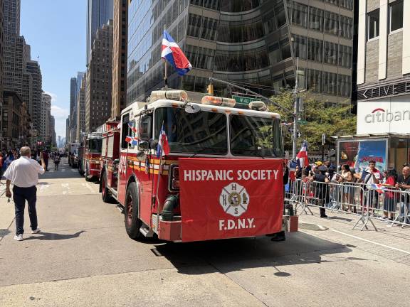 Dominican Day Parade dazzles, incluind the FDNY Hispanic Society.