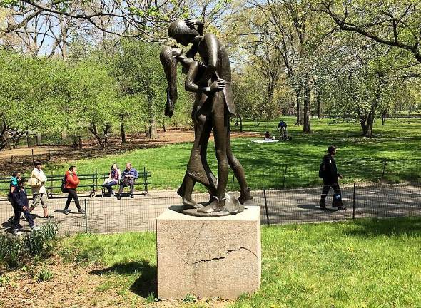 Statue of Romeo and Juliet in Central Park. Photo: Ron Cogswell, via flickr