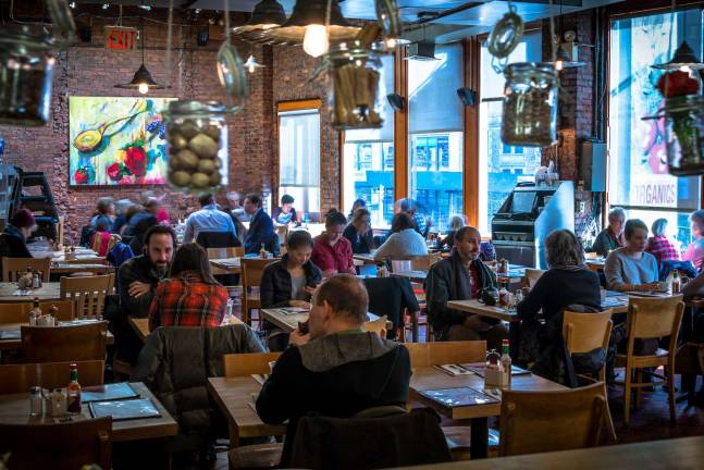 Fairway Caf&#xe9; draws a crowd&#x2014;but it&#x2019;s also a good place for solo dining.