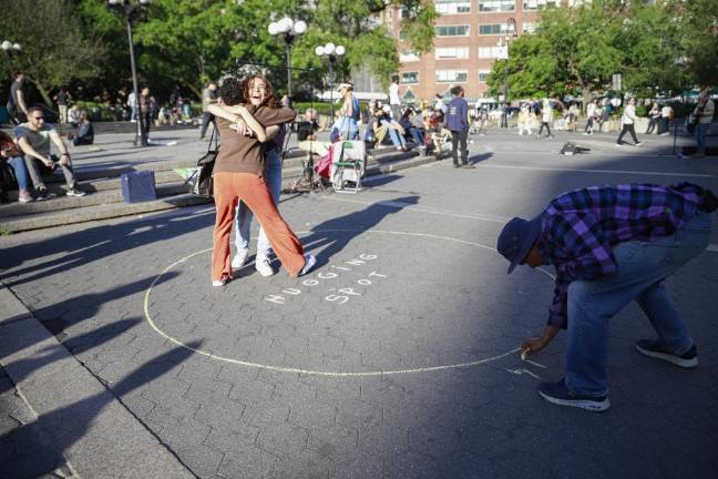 New Yorkers embrace in a hugging spot at Union Square Park, May 2022. Photo: Gabo Rodriguez-Tossas