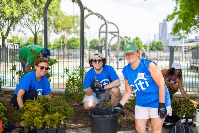 65 volunteers gathered at Hudson River Park for a day of volunteer gardening, sponsored by Citi Bank. (Credit: Hudson River Park)