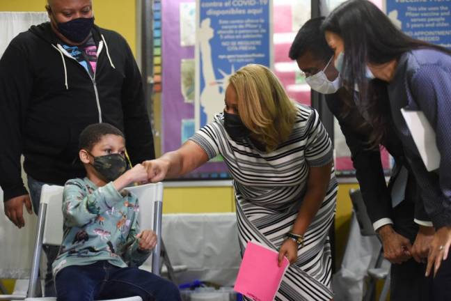 Schools Chancellor Meisha Porter (center) at P.S. 19 in the East Village, where students received COVID-19 vaccination shots on Monday, November 8, 2021. Photo: Michael Appleton/Mayoral Photography Office