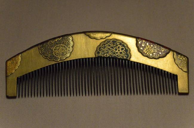 An Edo or Meiji period (mid-19th century) lacquer comb with flower-shaped roundels from Japan. Photo: Adel Gorgy