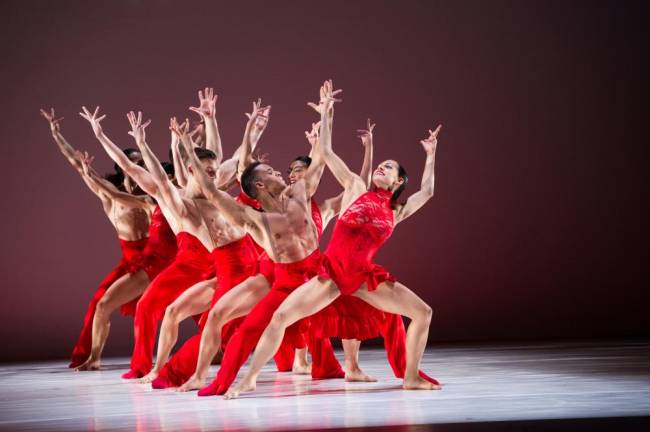 Ballet Hispánico in “Línea Recta.” Photo: Paula Lobo