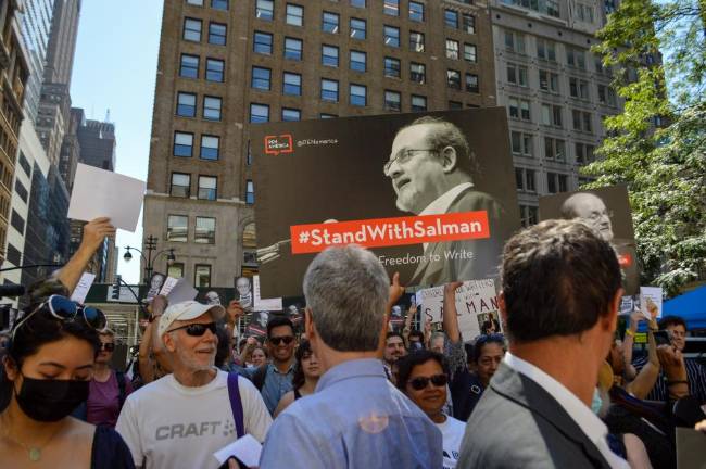 A PEN America sign for Rushdie. Photo: Abigail Gruskin