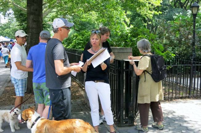 Dave and Marjorie Greenberg solicit signatures protesting the museum's plans at a West Side farmer's market. Photo by Sig Gissler