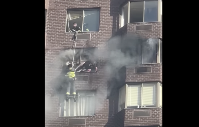 Firefighters use a daring rope roof rescue to save two people from a 20th floor high rise on East 67th St. on November 5, 2022, after a four-alarm fire started by a lithium ion battery blocked rescuers from reaching trapped civilains from inside. Photo: FDNY.