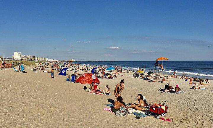 Despite the heatwave, the Parks Dept. said the city’s ocean beaches, such as this one at Rockaway Beach, will still close at 6 p.m. each day but city swimming pools will stay open for an extra hour from Thursday to Saturday. The extra hours means they will close at 8 p.m.