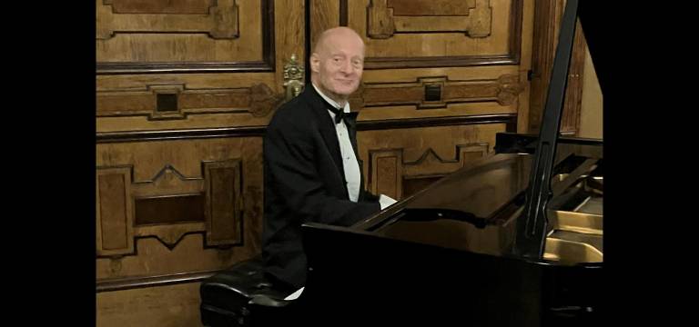 Pianist and ASCAP award-winning songwriter <a rel=nofollow noopener noreferrer href=https://www.kurtwietingmusic.com/ target=_blank>Kurt Wieting</a> graciously tickled the grand’s ivories against the backdrop of the meticulously restored dining room doors of Tilden Mansion, built in the 1840s and home of the National Arts Club since 1905.