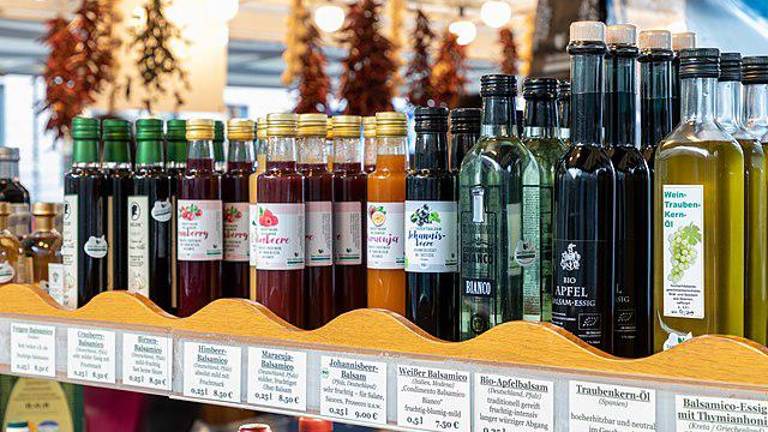 There are many types of vinegar from apple cider vinegar to balsamic vinegar which is aged 12 to 25 years in wood barrels. All have the stamp of approval from the Academy of Nutrition and Dietics (AND).
