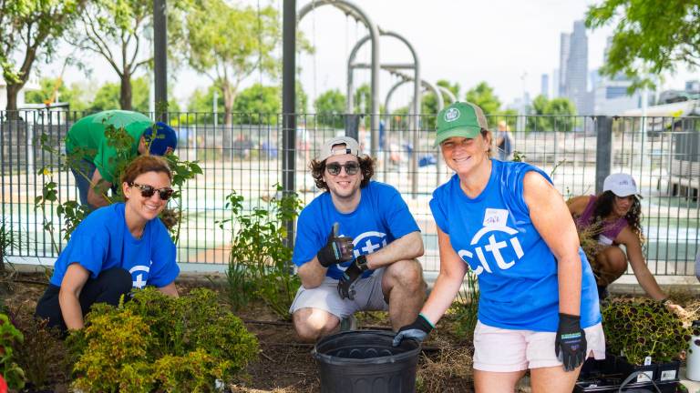 65 volunteers gathered at Hudson River Park for a day of volunteer gardening, sponsored by Citi Bank. (Credit: Hudson River Park)