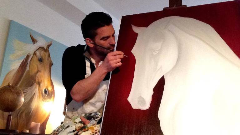 Erwan Saunier in his element, bringing a white horse to life on canvas
